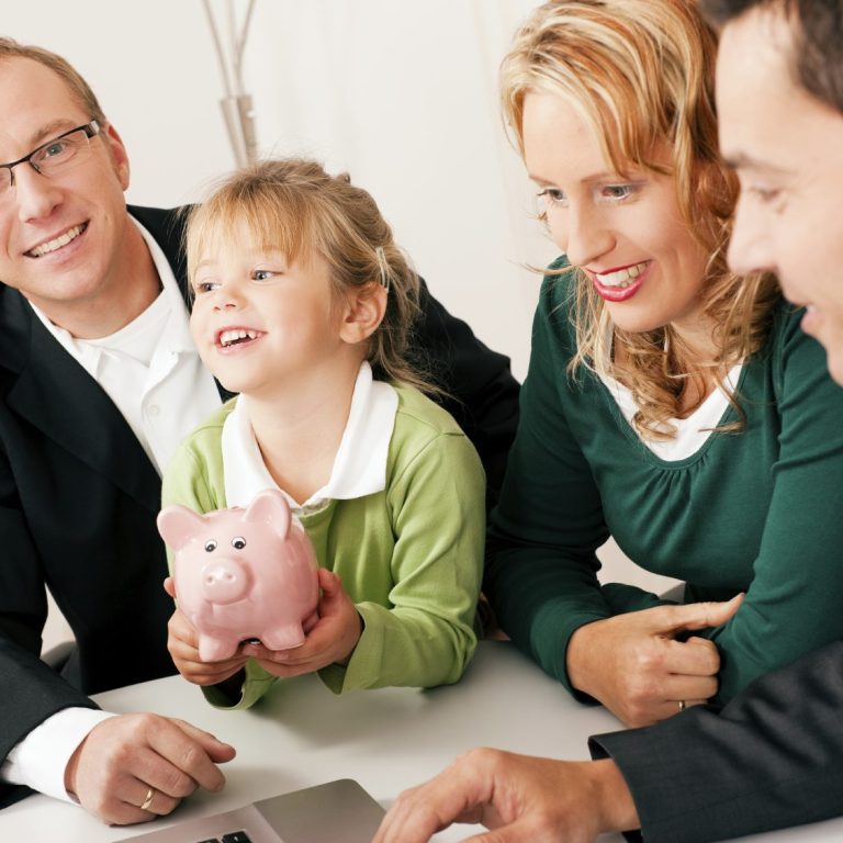 Familie mit einem Kind, das ein Sparschwein hält, bei einer Finanzbesprechung.